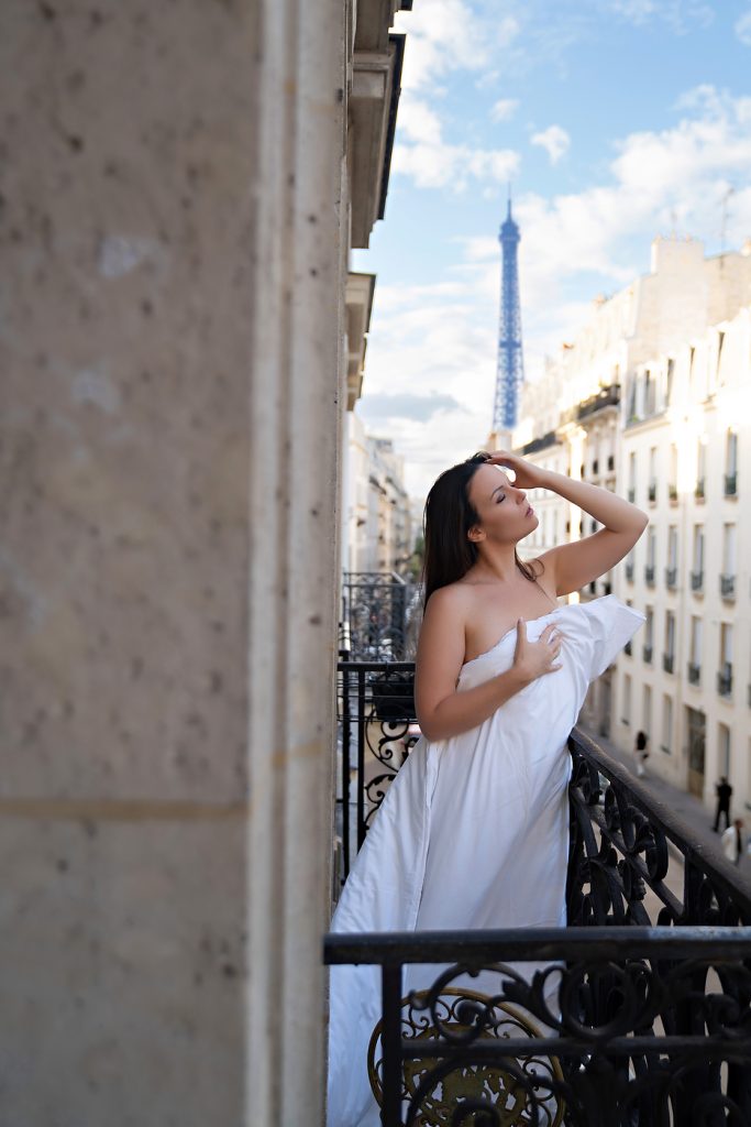 English speaking boudoir photographer for photos in Paris