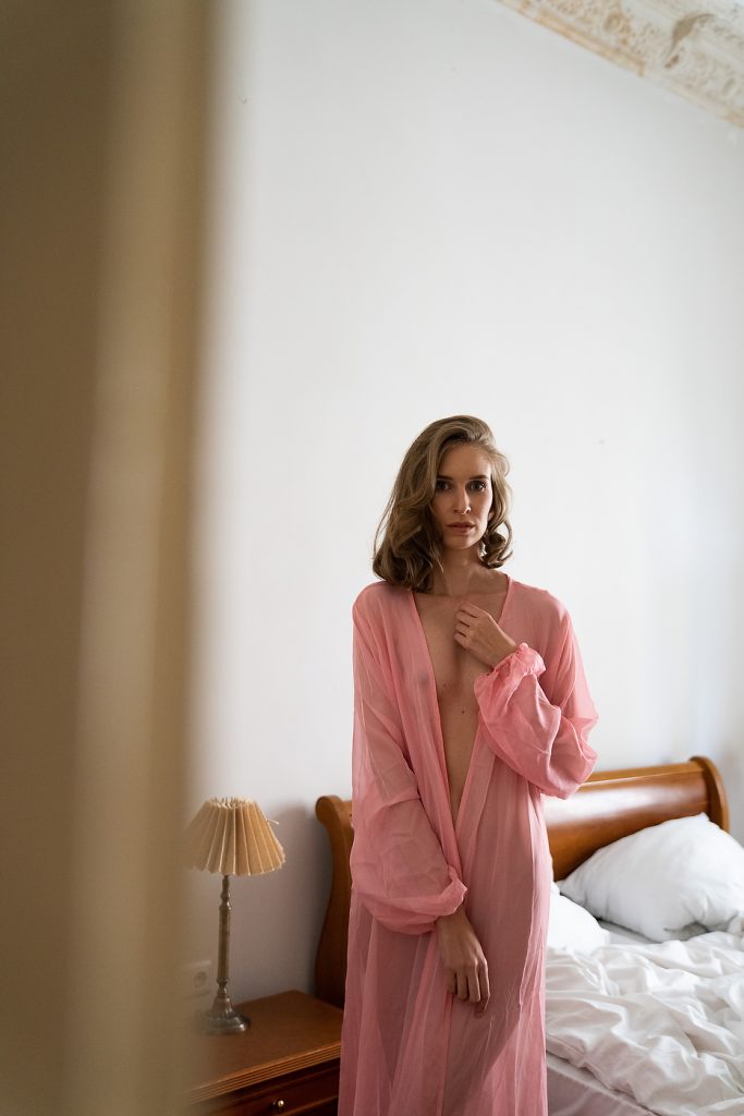 english speaking boudoir photographer