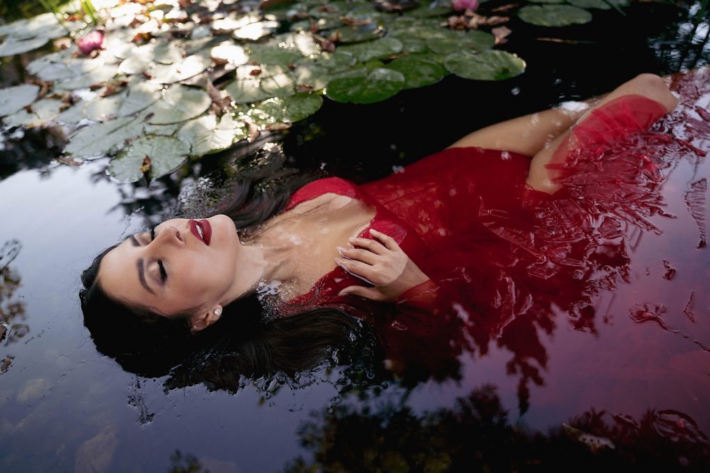 lady in red munich boudoir experience
